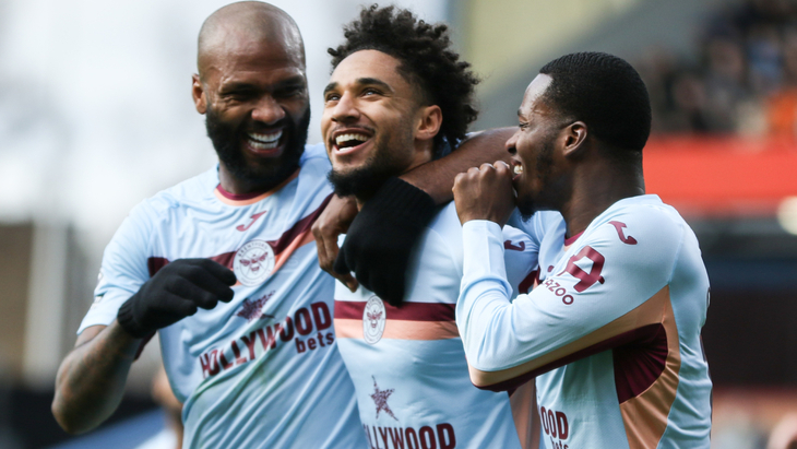 Кевин Шаде (в центре)