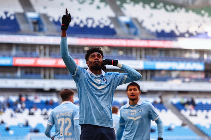 Чинеду Джеффри празднует гол