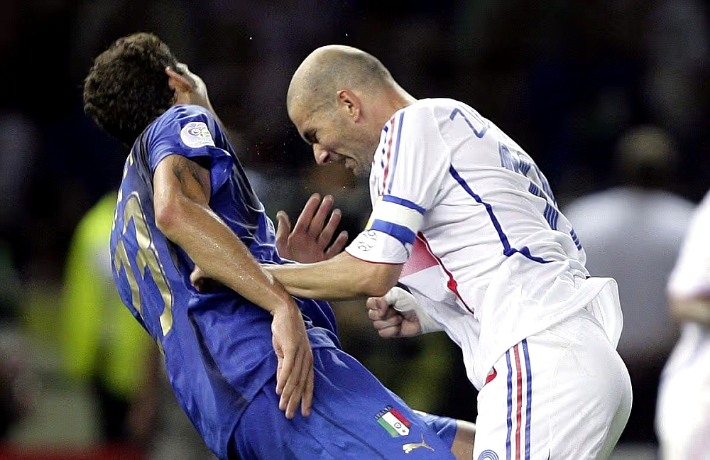 Зинедин Зидан бьёт головой Марко Матерацци в финале ЧМ-2006