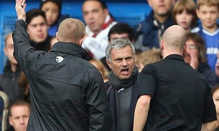 Моуринью в матче с «Кардифф Сити»