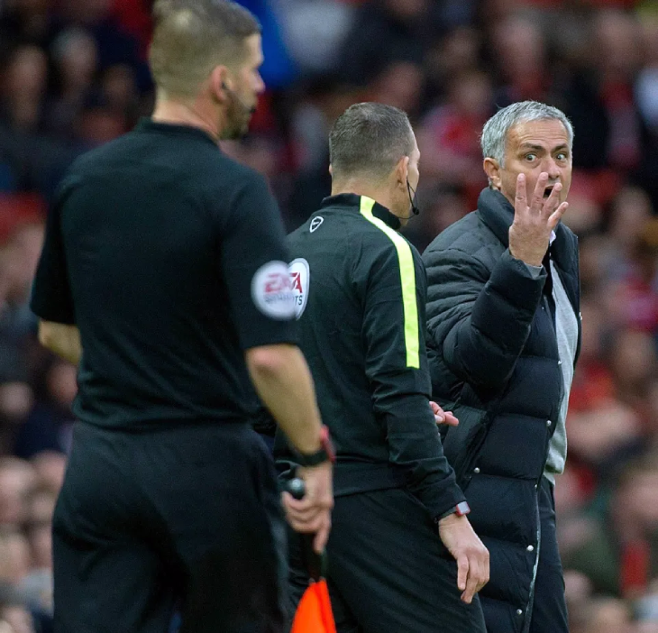 Моуринью в матче с «Бернли»