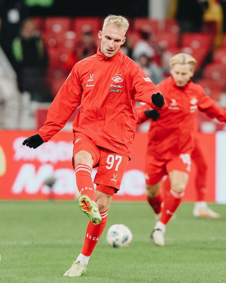 Даниил Денисов на разминке