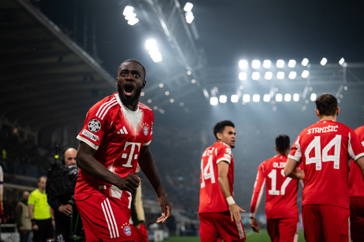 Игроки «Баварии» празднуют гол