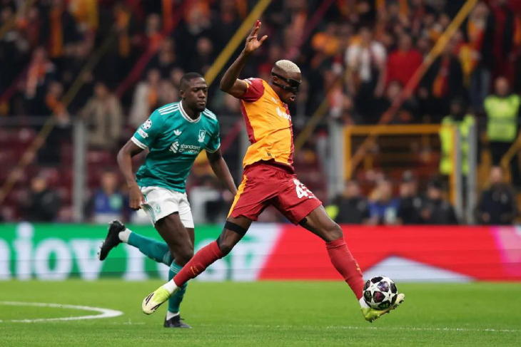 Осимхен с мячом