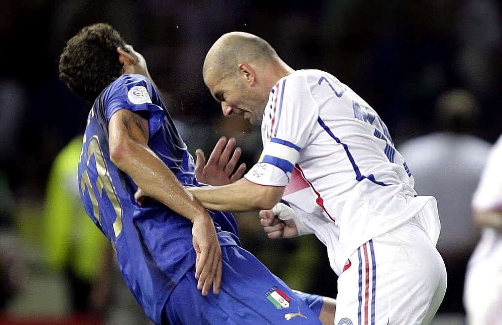 Зинедин Зидан бьёт головой Марко Матерацци в финале ЧМ-2006