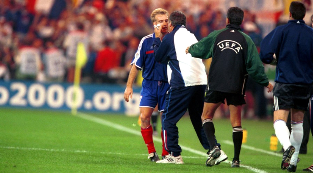 Роже Лемерр и Дидье Дешам о чём-то говорят