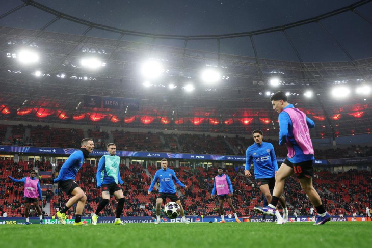 Игроки «Байера» на разминке