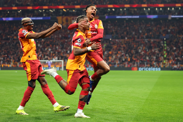 Марио Лемина празднует гол