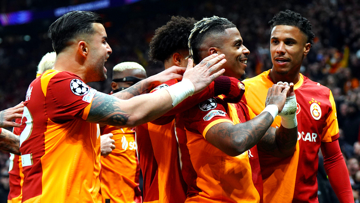 Марио Лемина празднует гол