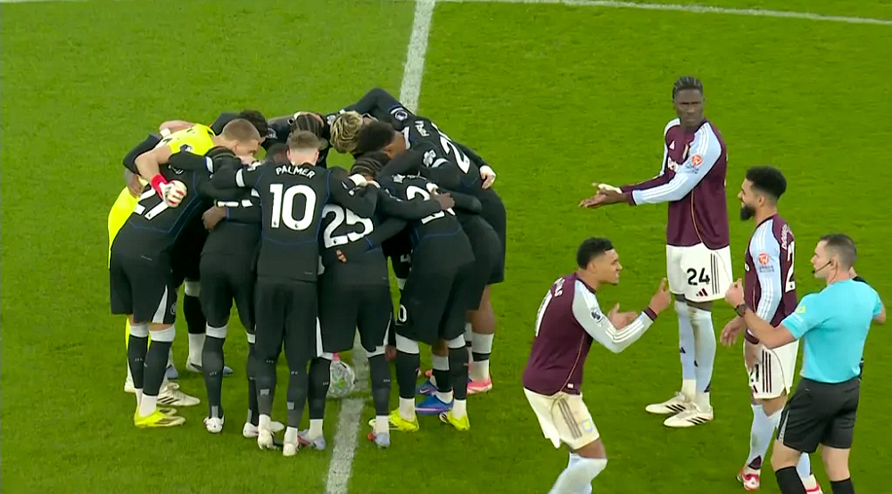 Игроки «Астон Виллы» протестуют