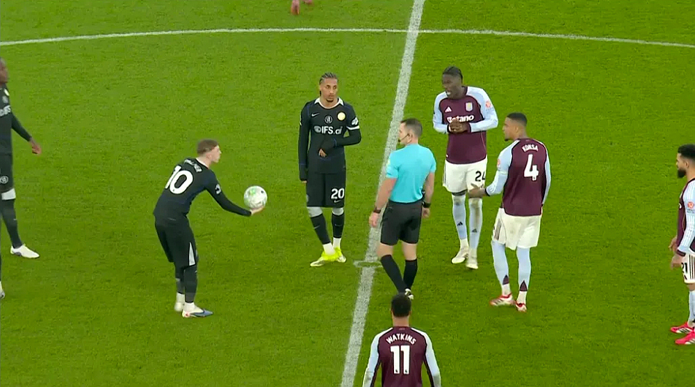 Судья прекращает хадл игроков «Челси» в матче с «Астон Виллой»