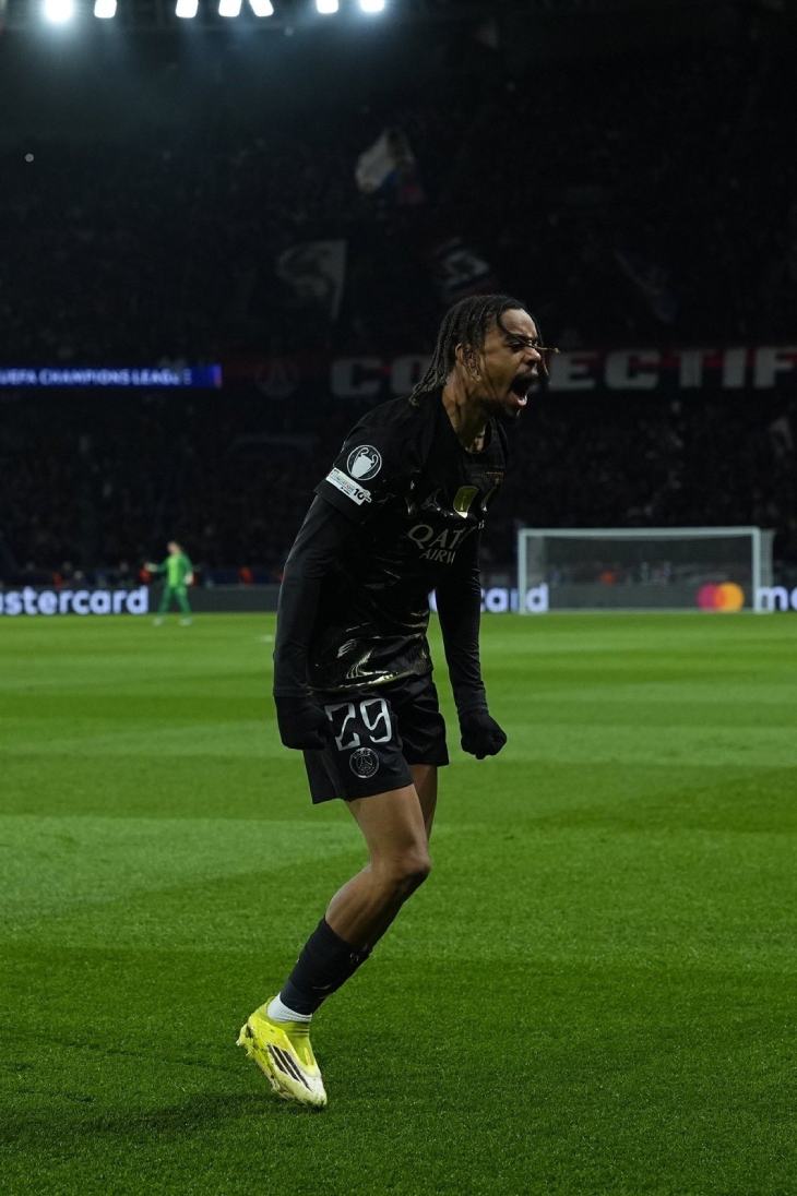 Брэдли Баркола празднует гол