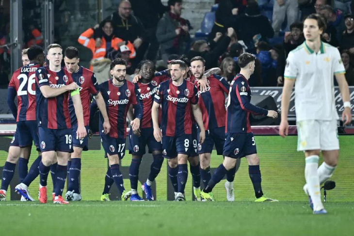 Игроки «Болоньи» празднуют гол