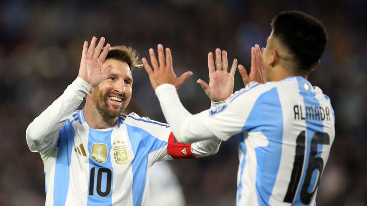 Лионель Месси и Тьяго Альмада