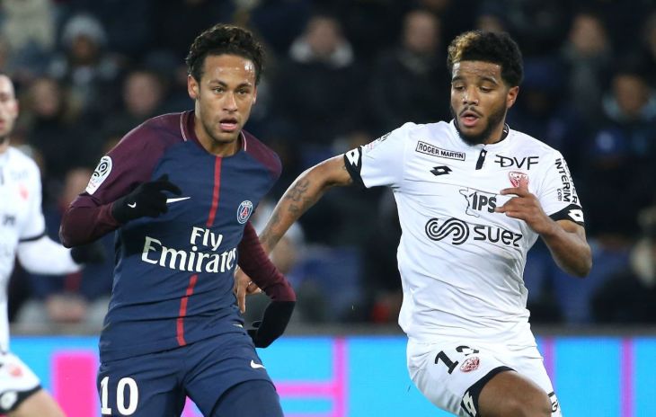 Неймар (слева)