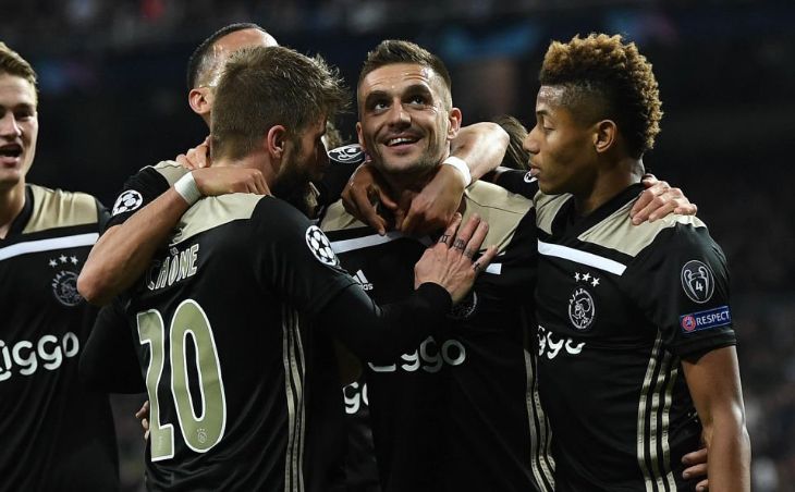 Душан Тадич (в центре)