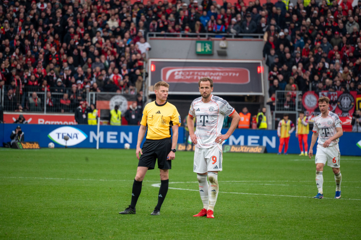 Гарри Кейн с арбитром