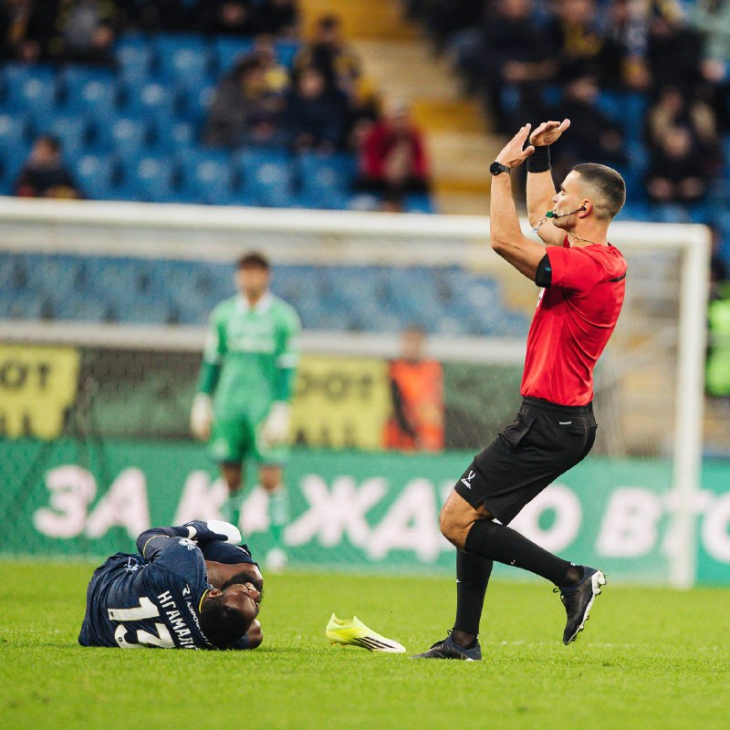 Нгамалё на газоне