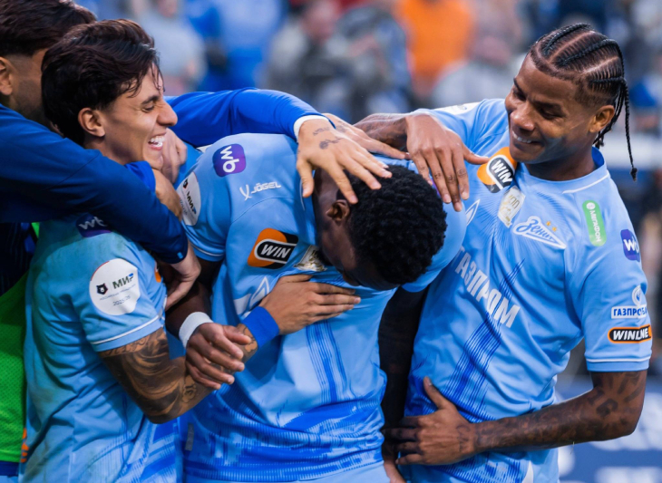 Джон Дуран празднует гол