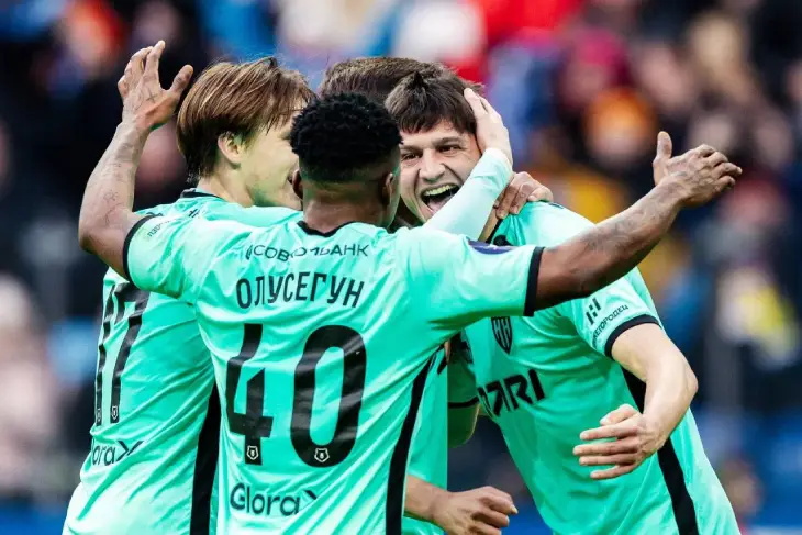 Футболисты «Пари НН» празднуют гол