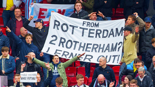«From Rotterdam to Rotherham»? («Из Роттердама в Ротерем»?) — фанатский баннер о падении «Астон Виллы» в Чемпионшип в 2016 году 