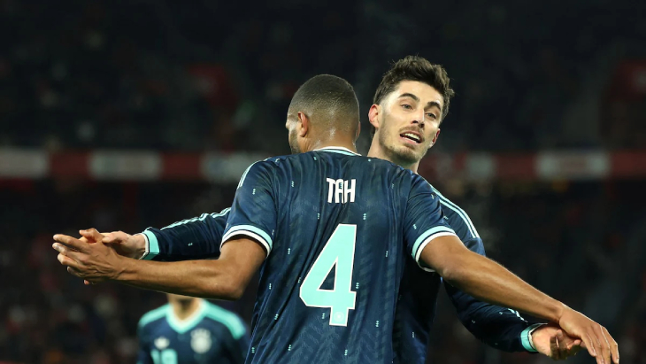 Та и Хаверц празднуют гол