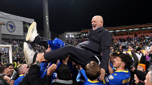 Игроки сборной Боснии и Герцеговины качают главного тренера команды Сергея Барбареза