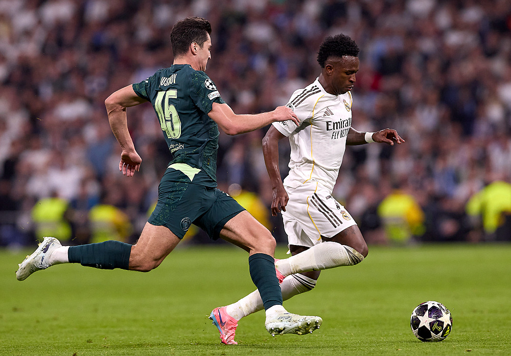 Абдукодир Хусанов догоняет Винисиуса в матче ЛЧ. 11 марта 2026 года