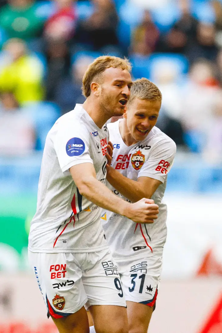 Игроки ЦСКА празднуют гол