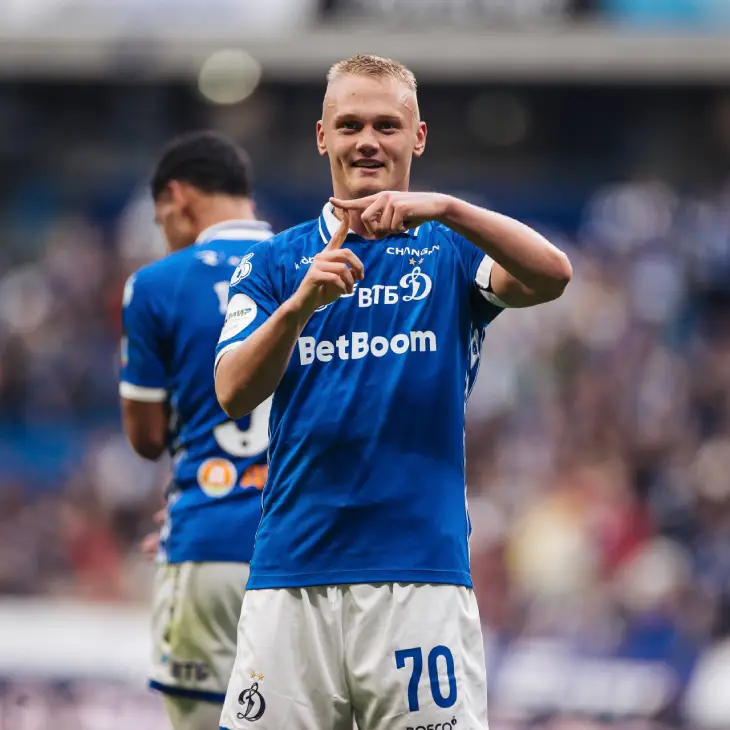 Константин Тюкавин празднует гол