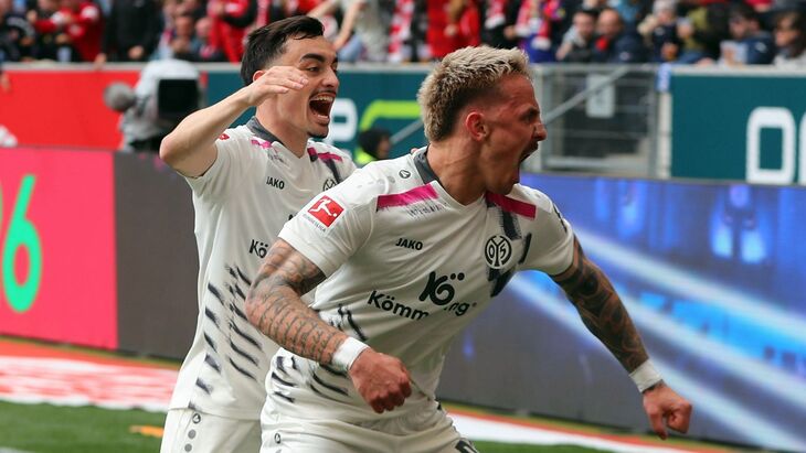 Филлип Титц празднует гол