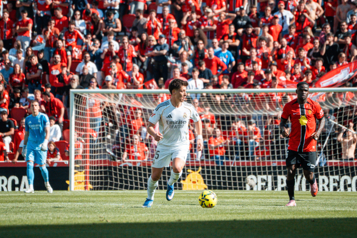 Арда Гюлер с мячом