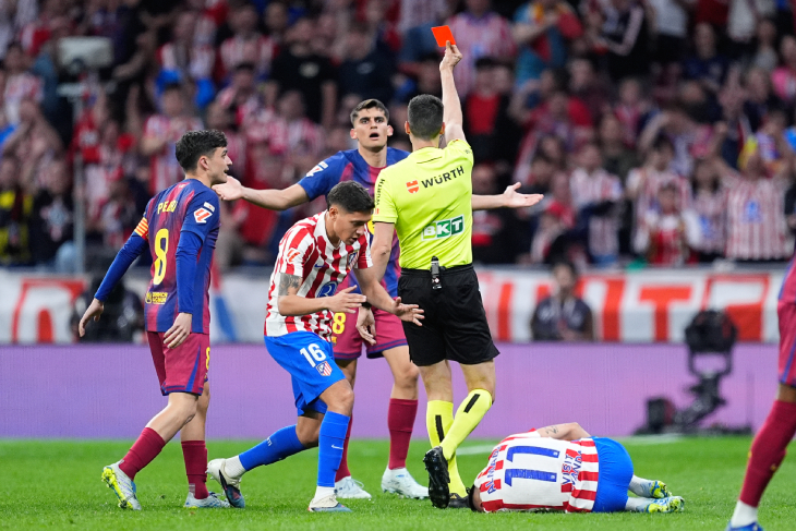 Арбитр показывает красную Мартину