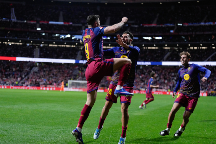 Роберт Левандовский празднует гол