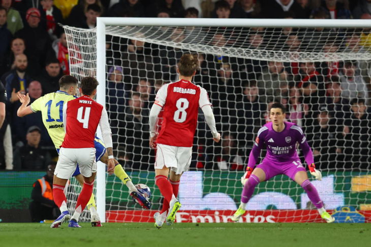 Росс Стюарт забивает в ворота «Арсенала»
