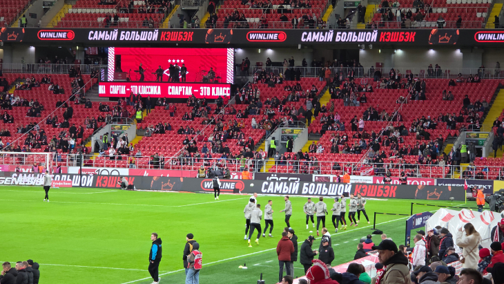 Игроки «Локомотива» на разминке