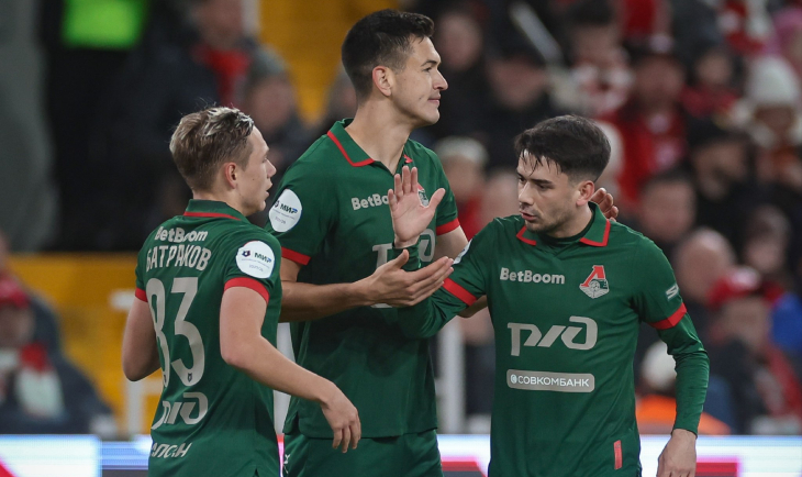 Игроки «Локомотива» празднуют гол