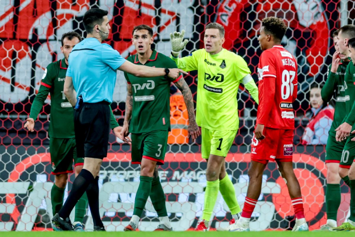 Игроки «Локо» спорят с арбитром