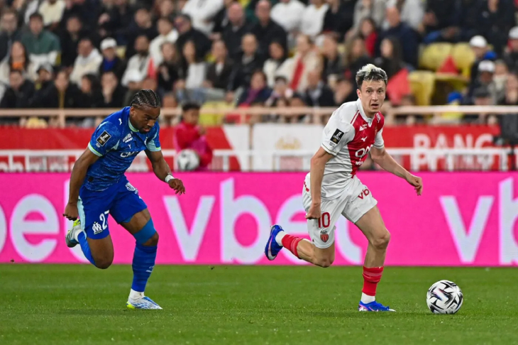 Александр Головин с мячом