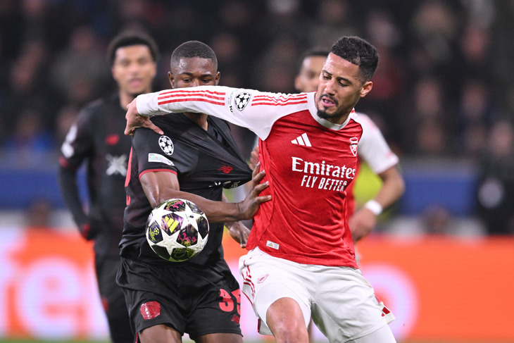 Салиба проверяет нос Кофана перед игрой в АПЛ