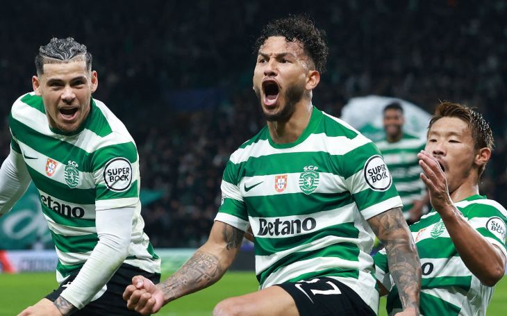 Луис Суарес (в центре)