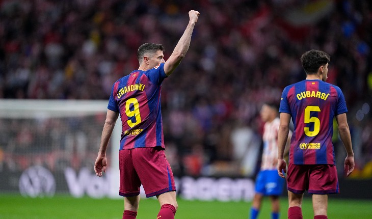 Роберт Левандовский (слева)