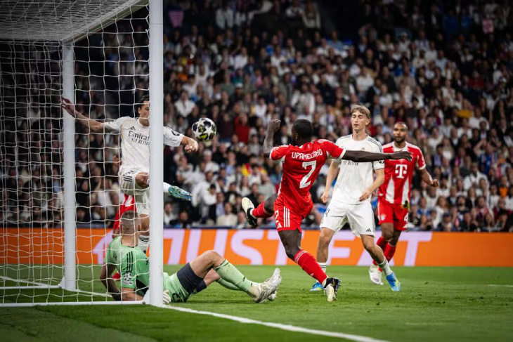 Каррерас выбивает мяч с линии