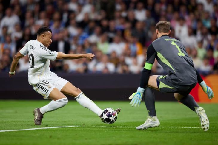 Нойер отбивает удар Мбаппе