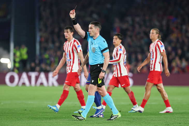 Арбитр показывает красную карточку