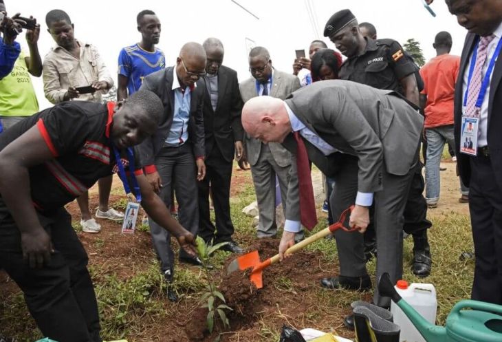 Инфантино помогает Футбольной ассоциации Уганды заложить фундамент для тренировочного поля в 2017 году