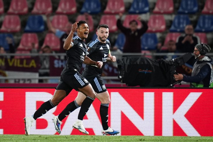 Олли Уоткинс празднует гол