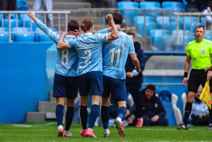 Игроки «Крыльев» празднуют гол