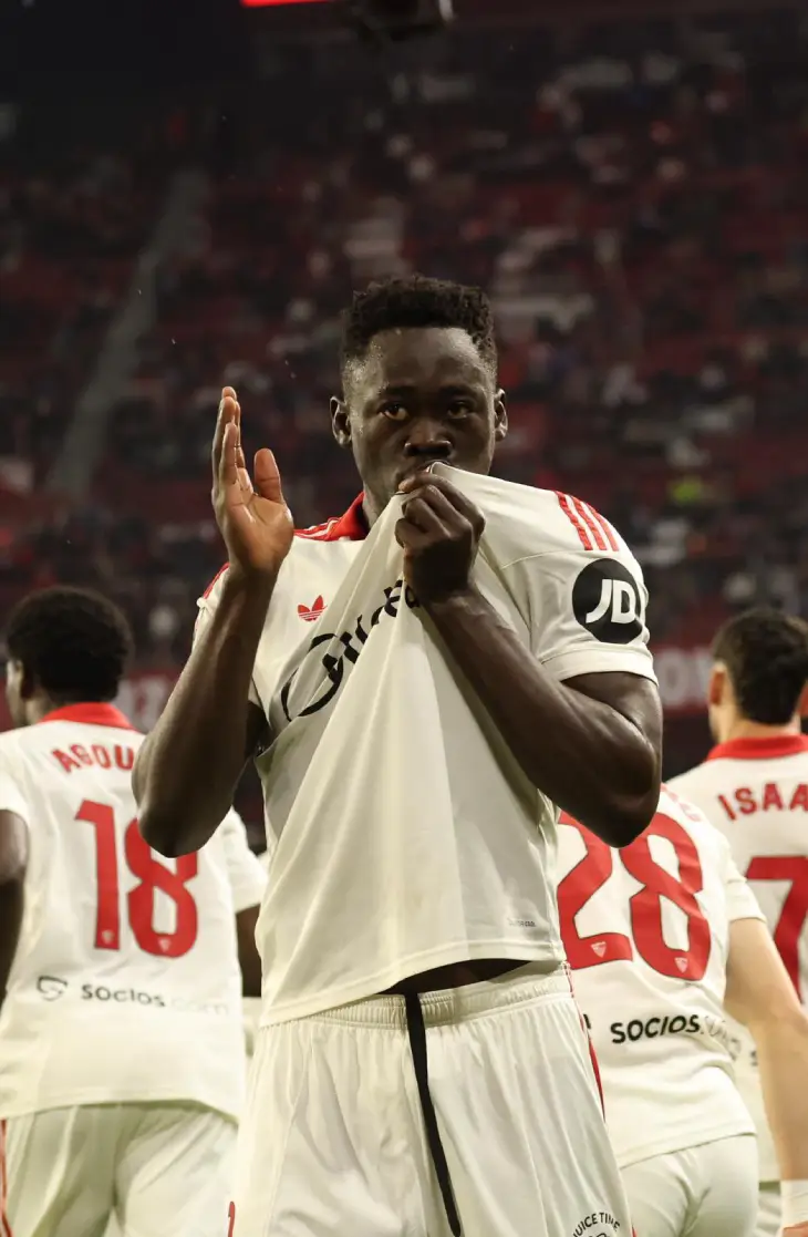 Акор Адамс празднует гол