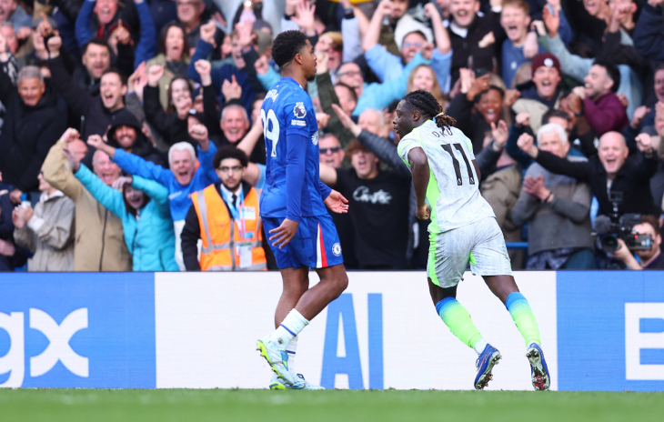 Жереми Доку празднует гол